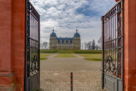 Eingang zum Schloss Seehof