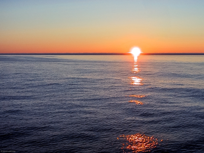 Sonnenuntergang zwischen Norwegen und Island, der eigentlich keiner ist, da die Sonne zu dieser Zeit nicht wirklich unter geht (tiefster Stand der Sonne)